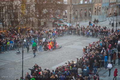 Gdansk. Skoki na quadzie i skutrze snieznym nad fontanna...