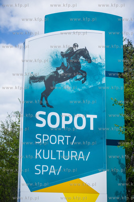 Sopot. Ul. Lokietka. Nowe witacze zamontowane na wjezdzie...