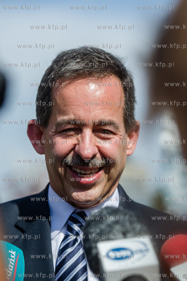 Plac Solidarnosci. Ambasador USA Stephen Mull sklada...