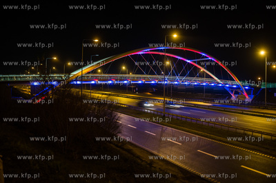 Gdansk. Kladka rowerowa nad obwodnica podswietlona...