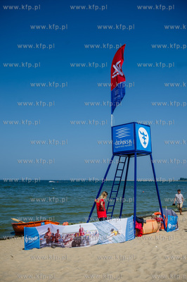 Gdańsk. Czerwona flaga na kąpielisku miejskim w Brzeźnie,...
