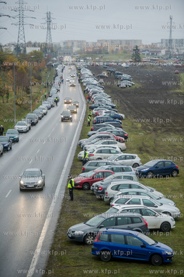 Gdańsk. Dzień Wszystkich Świętych. Nz aauta zaparkowane...