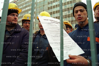 Strajk w Stoczni Gdynia S.A. Stoczniowcy trzymaja wydrukowane...