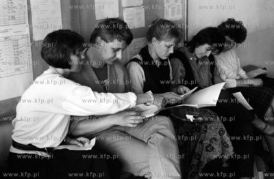 Studenci historii przygotowuja sie do zaliczen na Wydziale...