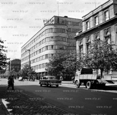 Gdynia ul. 10 Lutego, widac siedzibe Polskich Linii...