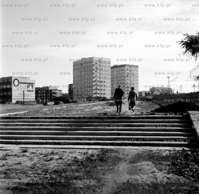 Gdynia. Ścieżka wzdłuż torów kolejowych. W oddali...