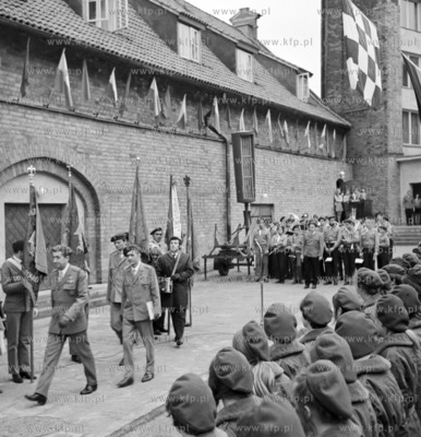 Uroczystosc przekazania odbudowanego po II wojnie swiatowej...