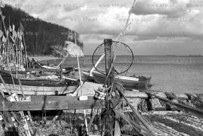 Łodzie rybackie na plaży w Gdyni Orłowie. 
20.11.1978
5listopad78_z.kosycarz_p32
Fot....