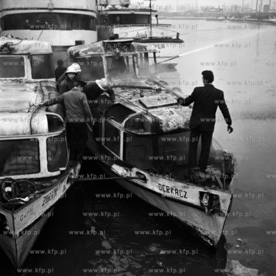 Pożar holowników Żuraw i Derkacz w porcie gdańskim....
