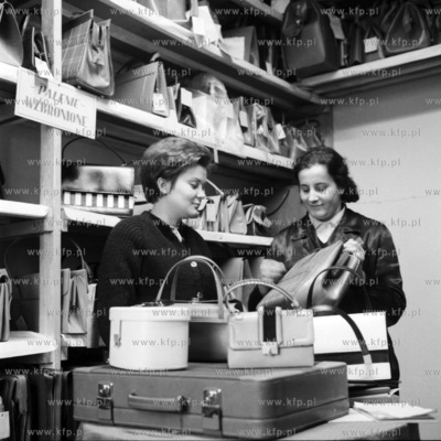 W magazynie zakładu galanteryjnego.  
03.1967
0000556z_marzec1967
Fot....