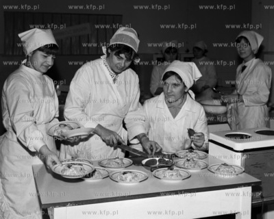Uczennice szkoły zawodowej przygotowują posiłek.
12.1966
0000647z_grudzien1966
Fot....