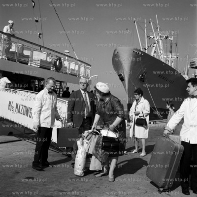 Pasażerowie statku ms Mazowsze wysiadają w porcie...