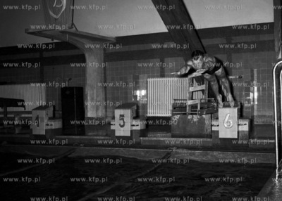 Ćwiczenia pływaków na basenie. (lata60). 1968 0007976z...