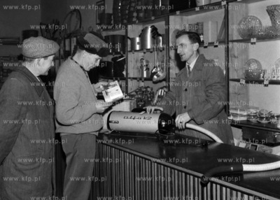 W sklepie z artykułami gospodarstwa domowego. (lata60).
1960
0002274z
Fot....