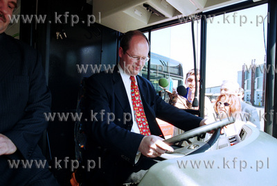 Prezydent Gdanska Pawel Adamowicz testuje nowy autobus...