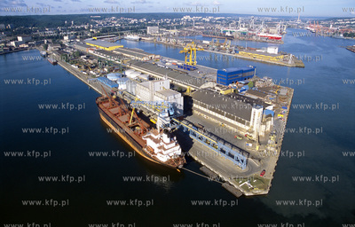 Port Gdynia z lotu ptaka. Statek stoi przy Baltyckim...