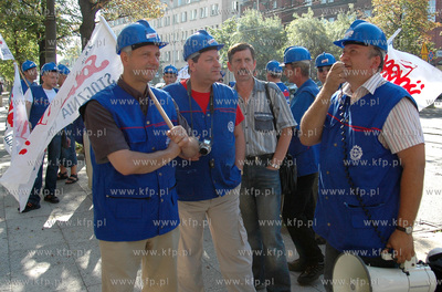 Protest stoczniowcow przed gmachem Sadu Rejonowego...