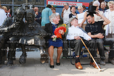 Plac Kaszubski w Gdyni. Odsloniecie rzezby " Para Kaszubow...