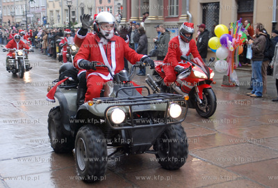 Okolo 380 Mikolajow na swych wspanialych dwu  i czterokolowych...
