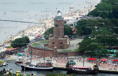 Kolobrzeg z lotu ptaka. Nz wejscie do portu z latarnia...