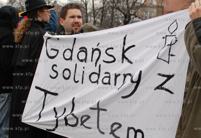 Przed konsulatem Ludowej Republiki Chinskiej w Gdansku...