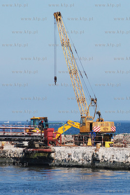 Gdynia. Trwa remont gdynskiego falochronu. Zostanie...