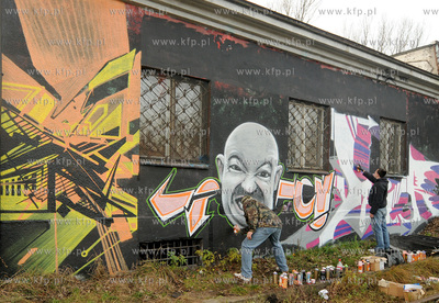 Artystyczne graffiti wykonywane na siedzibie szkoly...