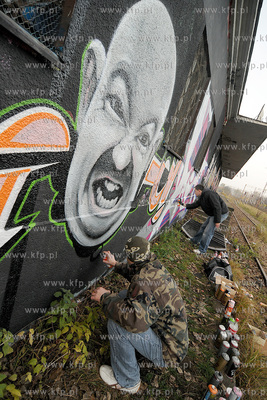 Artystyczne graffiti wykonywane na siedzibie szkoly...