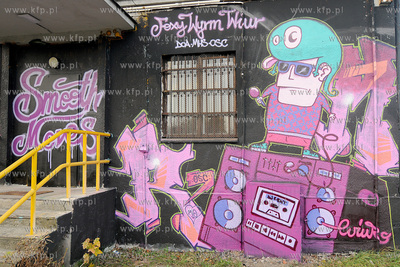 Artystyczne graffiti wykonywane na siedzibie szkoly...