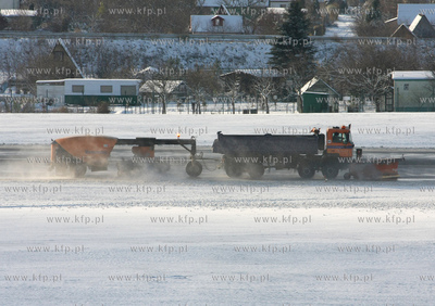 Gdansk, Rebiechowo. Zima na lotnisku. Nz. Sprzet zimowy...