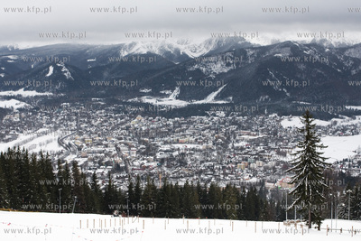 Zakopane, Nz. Widok na Zakopane z Gubalowku.
22.12.2008
fot....