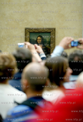 Francja, Paryż. Tlumy zwiedzajacych staraja sie dotrzec...