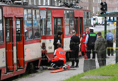 Gdansk, ul. Kartuska. Mezczyzna wpadl pod tramwaj....
