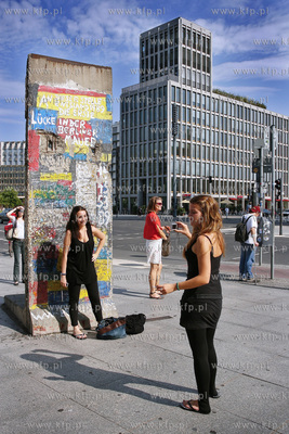 Berlin. East Side Gallery jest pomnikiem dla wolnosci...