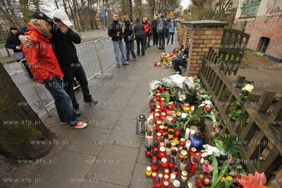 Zaloba narodowa po katastrofie prezydenckiego samolotu...