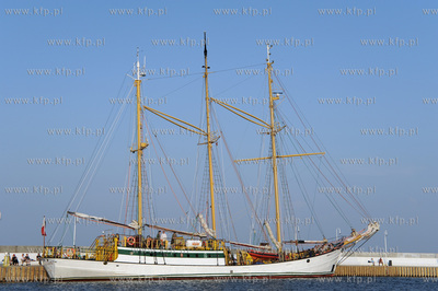 Sopot. Do sopockiej mariny wplynal Zawisza Czarny,...