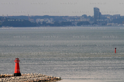 Latarnia na wyjsciu z portu gdanskiego, w oddali Gdynia
31.07.2012...