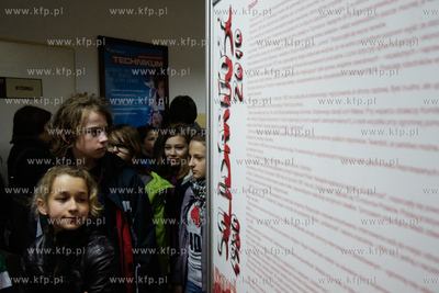 Gdansk. Gimnazjum nr 29 na Suchaninie. Wystawa IPN...