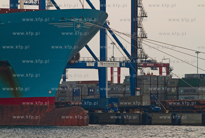 Gdansk. Estelle Maersk, jeden z najwiekszych kontenerowcow...