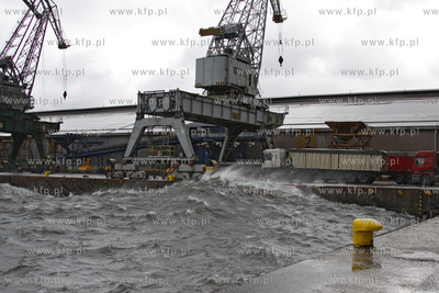 Sztorm w porcie Gdynia. NabrzeNe Szwedzkie.
14.10.2009...