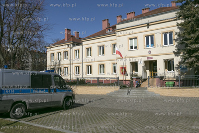 Samochody policyjne stojące przed budynkiem komendy...