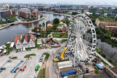 Demontaż koła widokowego Amber Sky na wyspie Ołowianka...