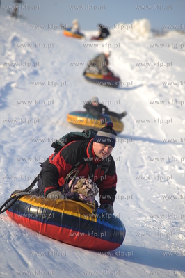 Zimowe szalenstwo w Wiezycy. Zjazd na nadmuchanej detce.
4.01.2009
fot....