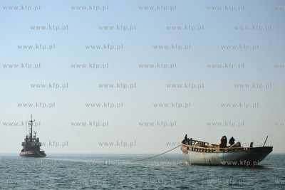 Zniszczony kadłub zaglowca Gen. Zaruski został odholowany...