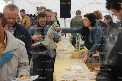 Gdansk, Targ Weglowy. Sniadanie wielkanocne dla ubogich...