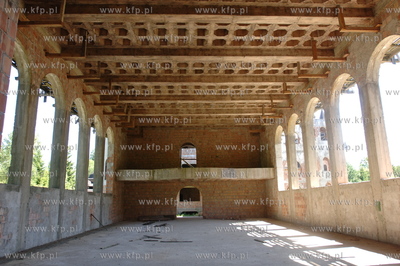 Wnetrze zamku w Lapalicach, polozonego miedzy Chmielnem...