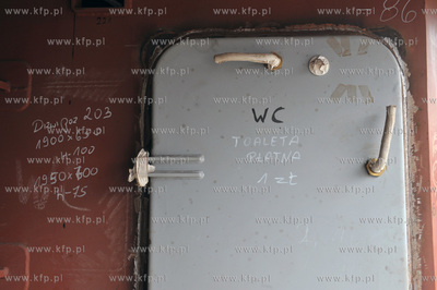 Tajemnicze drzwi na jednym z budowanych promow w Stoczni...