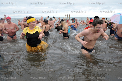 Noworoczna zimowa kapiel ponad 100 gdanskich morsow...