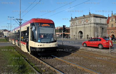 Gdansk. Tramwaj Pessa na ul. Okopowej.  W glebi Brama...