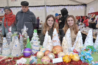 Jarmark Bozonarodzeniowy na placu Mariackim przy kosciele...